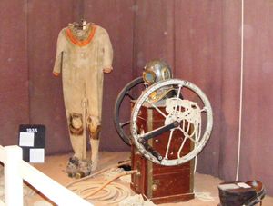 1935년 우키홀 동굴 박물관의 동굴 다이빙 장비
