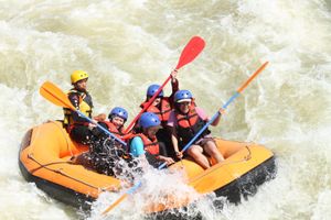 서부 자바에서는 급류 래프팅이 활발하다