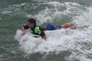 부기보드를 타는 소년