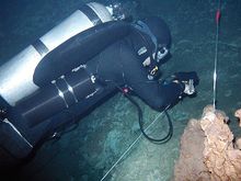 동굴 내 이동 작업 중