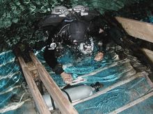 스테이지 병을 장착한 다이버