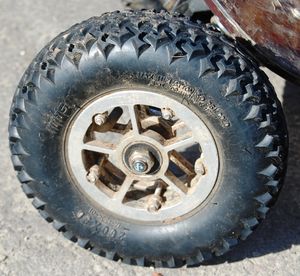 알루미늄 허브와 8인치 타이어로 구성된 MBS 휠