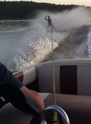 맨발 수상스키는 애디론댁의 오조니아 호에서 즐길 수 있다.