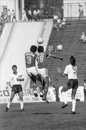 1986년 잉글랜드와 멕시코의 친선 경기에서 롭슨(배경)