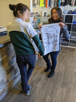 초급 조종사는 첫 단독 비행 후 셔츠 뒷자락을 잘라낸다.