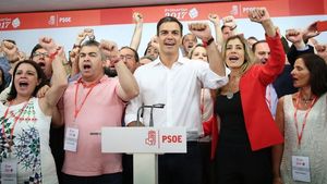 페드로 산체스(2016년 2016년 PSOE 위기를 겪은 당 대표)가 2017년 사무총장 경선 승리 후 "인터나쇼날레"를 부르고 있다