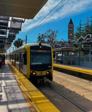 엑스포 공원/USC 역에 정차한 E선 열차