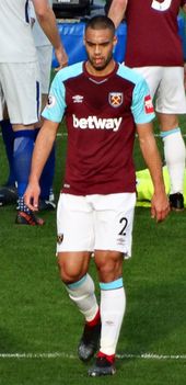 2017년 첼시와의 경기에서 웨스트햄 유나이티드를 위해 뛰고 있는 레이드