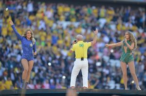 왼쪽부터: 클라우디아 레이치, 핏불, 그리고 제니퍼 로페즈가 상파울루의 아레나 데 상파울루에서 열린 개막식에서 공연을 하고 있다.