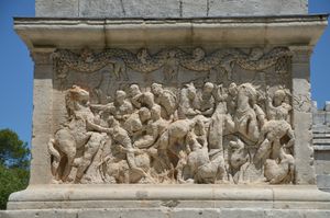 율리우스 가문의 묘(Mausoleum of the Julii). 도미티아 가도(Via Domitia) 건너편, 도시 입구 바깥 북쪽에 위치하며 기원전 40년경 건설된 것으로 추정되며 로마 시대의 가장 잘 보존된 묘 중 하나이다. 고대 로마 도로를 향한 건물의 아키트레이브(architrave)에는 다음과 같은 헌정문이 새겨져 있다. SEX · M · L · IVLIEI · C · F · PARENTIBVS · SVEIS (섹스티우스, 마르쿠스, 루키우스 율리우스, 가이우스의 아들들이 그들의 조상들에게). 이 묘는 세 율리우스 형제의 부모의 무덤이었고, 아버지는 군사 또는 민정 봉사로 로마 시민권과 율리우스라는 이름을 사용할 특권을 받았다고 여겨진다.