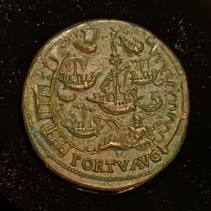 네로의 세스테르티우스(64년경): 클라우디우스 항구의 배들. 위쪽은 등대, 아래쪽은 테베레강의 돌고래.