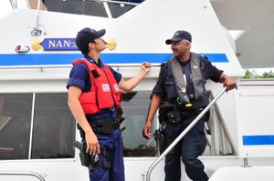 십라이더 법 집행 작전의 일환으로 RCMP 상병과 미국 해안경비대 대원이 승선 검문을 실시하는 모습.