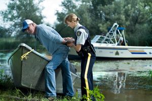 2010년 8월, RCMP 순경이 한 개인을 체포하는 모습