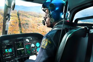 RCMP 대원이 H125 에퀴뢰유 헬리콥터를 조종하는 모습