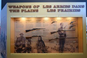초기 북서 기마경찰이 사용했던 소총과 권총 (RCMP 유산 센터 전시)