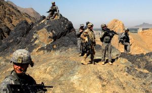 2010년 아프가니스탄에 주둔한 미 육군 부대. 중앙 전경에 RCMP 요원들이 함께 배치되어 있다.