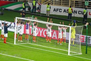 경기를 마치고 팬들과 함께 기뻐하는 인도 선수들