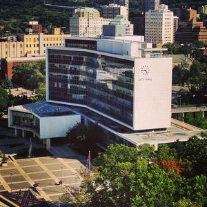 해밀턴 시청은 지방 정부의 청사이다.