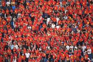 2019년 AFC 아시안컵에서 베트남 국기를 연상시키는 빨간색과 노란색 별이 박힌 옷을 입은 베트남 응원단