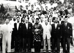 말레이시아 국가대표팀과 1958년 아시안 게임에 참가한 파키스탄 국가대표팀은 툰쿠 압둘 라만과 함께 사진을 찍었다.