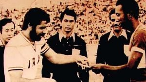 1974년 아시안 게임에서 이란 국가대표팀 주장 파르비즈 겔리치카니(왼쪽)와 파키스탄 대표팀 주장 압둘 가푸르