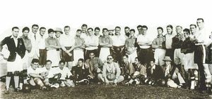 1937년 이즐링턴 코린시언스(Islington Corinthians)와 다카 XI(Dhaka XI) 팀 사진