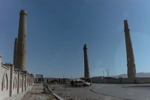 샤 루흐의 아내 고하르 샤드의 묘지 유적에 남아있는 미나렛