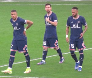 킬리안 음바페(왼쪽), 리오넬 메시(가운데), 네이마르(오른쪽) 등 유명 선수들을 영입하면서, 파리 생제르맹은 2010년대 이후 마르세유를 압도했다.