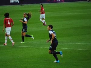 알렉스 모건(13번)과 애비 웜바흐(14번); 모건과 웜바흐는 2012년에 55골을 합작했는데, 이는 1991년 미셸 아커스(39골)와 캐린 제닝스(16골)가 세운 21년 된 기록과 같으며, 미국 여자 대표팀 역사상 어떤 듀오가 기록한 최다 골 수이다.