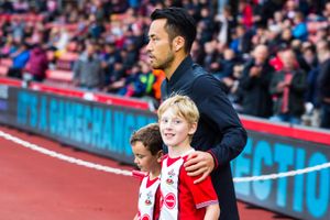 2017년 FC 아우크스부르크와의 친선 경기 전 어린 마스코트와 함께 있는 요시다