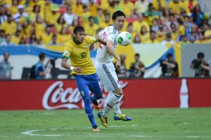 2013 컨페더레이션스컵 브라질과 일본의 개막전 경기 중 공을 다투는 요시다와 네이마르.