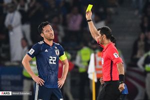 2019년 AFC 아시안컵 결승전 카타르와의 경기 중 핸들링으로 경고를 받은 요시다. 이로 인해 상대팀이 페널티킥을 성공시켜 일본은 3-1로 패했다.