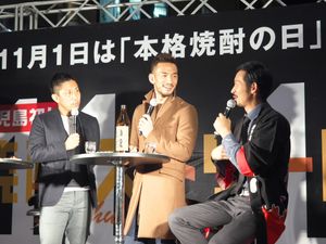 2016년 11월 도쿄 패션 행사에서 나카타 (가운데)