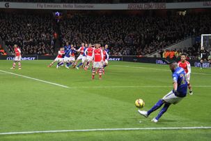 2015년 2월 아스널을 상대로 프리킥을 하는 마레즈