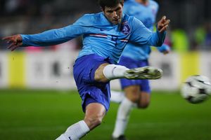 클라스얀 훈텔라르는 2006년 UEFA U-21 축구 선수권 대회에서 득점왕과 최우수 선수로 선정되었으며, 흐로닝언 유소년 대표팀 역대 최다 득점자이기도 하다.