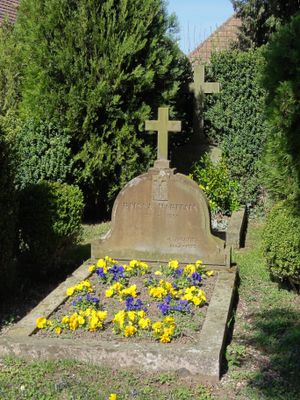 라이사와 자크 마리탱의 묘비