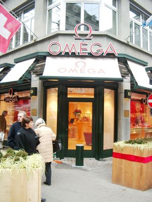 상점 출입구 앞에 설치된, 차량 돌진을 막기 위한 보호용 볼라드