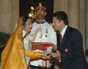 2008년 5월, 프라티바 파틸 대통령으로부터 파드마 비부샨 훈장을 받는 사친 텐둘카르