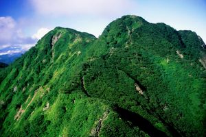 토쿠모토토게(徳本峠) 방면에서 바라본 가스미자와다케(霞沢岳)