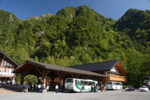 가미코치 버스터미널. 왼쪽 뒤편은 정보 발신 시설인 가미코치 인포메이션센터.