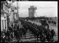 국가 방위군 제1대대가 전선으로 향하며 백탑 앞에서 행진하고 있다.