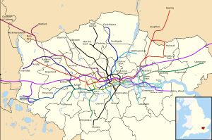 런던 지하철 노선과 함께 엘리자베스선(보라색)의 지리적 경로를 보여주는 지도. 이 노선은 중앙 구간의 대부분에서 중앙선(빨간색)과 함께 운행되며, 중앙선의 혼잡을 완화할 것으로 예상된다.