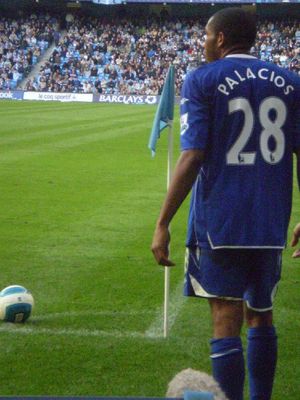 버밍엄에서 코너킥을 준비하는 팔라시오스