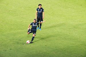 2017년 비셀 고베와의 경기에서 프리킥을 준비하는 이데구치 요스케를 바라보는 엔도(후방)