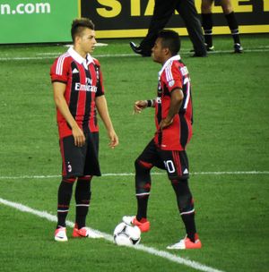 엘 샤라위(왼쪽)와 호비뉴가 2012년 AC 밀란에서 킥오프를 준비하고 있다.