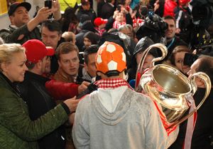 2013년, 바이에른이 UEFA 챔피언스리그, 분데스리가, 그리고 DFB-포칼을 모두 석권하는 역사적인 대륙 3관왕을 달성한 후, 치른 우승 기념식에서 로번이 UEFA 챔피언스리그 우승컵을 들고 있다. 