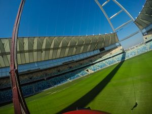 스윙 아래에서 본 아치 모습