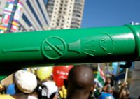 플라스틱 부부젤라에 성형된, “사람 귀에 대고 불지 마시오”를 도식화한 경고 표시