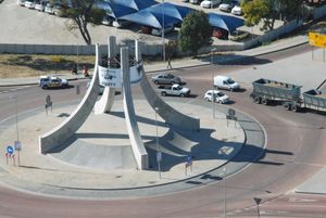 넬슨 만델라 도로의 교통섬, 도시로 진입하는 곳