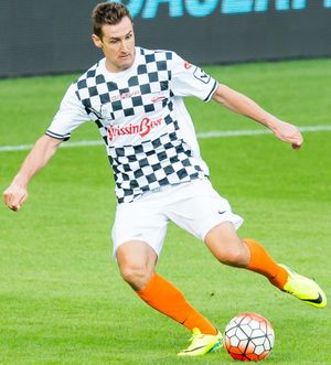 2016년 자선 경기에서 뛰고 있는 클로제. 클로제는 강한 스포츠맨십으로 유명하다.